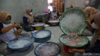 Saat memulai usaha, pasutri ini hanya bermodalkan Rp 15 Juta dari hasil dirinya melaut. Ia pun membelikan uang tersebut mesin pendingin, penggorengan, bahan baku dan bahan lainnya demi bisnis bisnisnya bersama sang istri.
