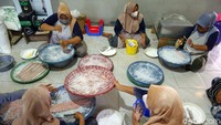 Dengan modal awal Rp 15 juta itulah ia merekrut 2 karyawan, usaha itupun moncer dan menghasilkan hingga kini. Setelah dicoba ternyata berhasil, kemudian jalan tahun-tahun berikutnya dan karyawannya terus bertambah menjadi 5 orang.