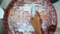 Tantangan pun ia rasakan, saat dirinya harus memasarkan produk-produk yang dihasilkannya itu di pasaran. Akhirnya pasutri ini belajar dengan teman-temannya di Kota Pangkal Pinang, mulai dari mengemas hingga memberikan label halal.