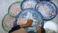 Permintaan produknya itu semakin banyak saat menjelang hari raya lebaran. Ia pun mulai menambah lagi karyawannya guna memenuhui permintaan pasar.