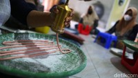 Tak hanya membantu modal, PT Timah juga membantu mereka memasarkan produknya. Alhasil, seluruh kegiatan bina nelayan dan laut itu mereka lepaskan demi fokus menjalankan usaha ini. Ketika modalnya kurang ia pun minta bantuan lagi ke PT Timah.