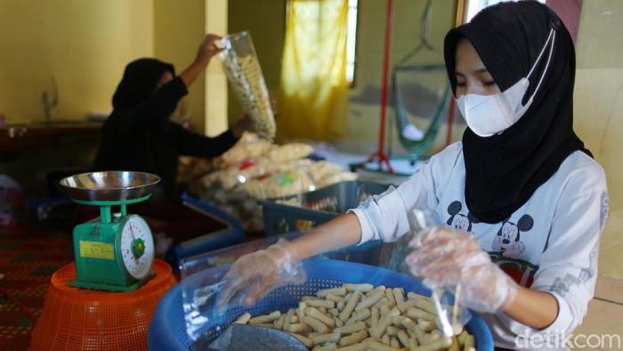 Dari Olahan Ikan, Pasutri Ini Raup Cuan Rp 50 Juta/Pekan Usaha beragam olahan ikan yang menjadi panganan dan oleh-oleh khas Bangka Belitung seperti getas, kemplang dan kerupuk mendatangkan cuan sampai Rp 50 Juta/pekan. Wow!