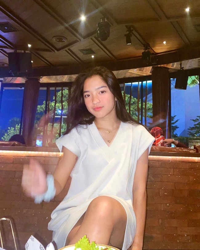 Selain prestasinya, sosok Dhinda yang mewakili Papua juga menarik perhatian netizen. Di Instagram, wanita 18 tahun tersebut sering menampilkan potret cantiknya.  Foto: Instagram @dindasabilajh