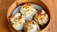 Penggemar dim sum yang empuk lembut, wajib mampir ke gerai Dim Sum Corner Jakarta yang berlokasi di Rawamangun, Jatiwaringin, hingga Pondok Kelapa. Gerainya berupa gerobak dengan warung tenda. Harga dim sum di sini sekitar Rp 20.000-an per porsi. Foto: Instagram @dimsumcornerjkt 