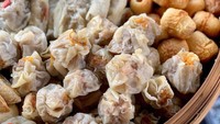 Biasanya dim sum gerobakan ditawrkan dengan harga mulai dari Rp 3.000-an. Namun, Dim Sum Yang harganya lebih miring yaitu Rp 1.000 per pcs. Ada shumai, spring roll, hingga aneka bakso ikan yang dikukus. Kamu bisa menemuinya di Mampng hingga Bukit Duri. Foto: Instagram @dimsumyang.id
