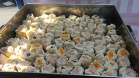 Dimsum Bang Ocit juga tak kalah enak, walaupun hanya dijual gerobakan. Lokasinya ada di Gang Asem, Kedoya, Jakarta Barat. Harganya Rp 3.000-an per pcs. Ada dim sum shumai varian ayam, wortel, jamur, smoked beef. Foto: Instagram Google Review/Agus Sunaryo 