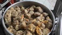 Dimsum Arsyif, dim sum gerobakan satu ini terkenal di kawasan Sudirman, Jakarta Pusat. Tak hanya karena harganya murah, tapi juga terkenal lezat. Kamu bisa memilih shumai isi ayam, udang, dan lainnya. Harganya mulai dari Rp 12.000 per 4 pcs. Foto: Instagram Google Review/Rio Rinaldo