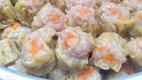 Koky Dim Sum, dim sum gerobakan yang sudah punya banyak cabang. Gerainya tersebar di Jakarta, Tagerang, hingga Semarang. Harganya Rp 3.000-an saja per pcs. Foto: Instagram @kokydimsum.id