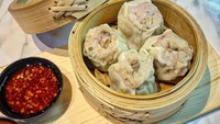 Kamu bisa menemukan dim sum gerobakan enak di Blok M, Jakarta Selatan. Namanya Dimsum Lamandau yang harganya sangat terjangkau, kamu bisa menikmati dim sum shumai dengan harga Rp 20.000-an per 4 pcs. Foto: Instagram @dimsumlamandau
