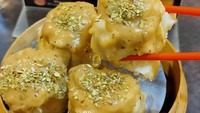 Dimsum Rumah El menawarkan dim sum dengan beragam topping lezat. Salah satu gerainya ada di kawasan Ulujami Raya, Jakarta Selatan. Harga per paketnya dibanderol Rp 20.000-an. Foto: Instagram @dimsumrumahel