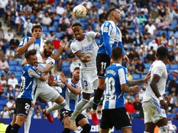 Ketiga, lini belakang Real Madrid kurang garang. Ancelotti pun tidak senang ketika Sheriff dan Espanyol membobol gawang timnya, yang terlihat bek-bek Madrid kurang gigih untuk merebut bola (AP)