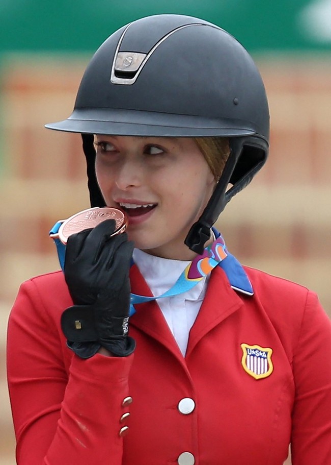 Menurut Horse Sport, namanya berada di urutan kelima dari 1.000 atlet berkuda dalam kategori usia tersebut secara global. Hampir semua unggahannya di Instagram memperlihatkan kecintaan Eve Jobs pada olahraga tersebut. Foto: Dok. AFP