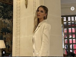 8 Foto Putri Cantik Steve Jobs dari Atlet Kuda Jadi Model Paris Fashion Week