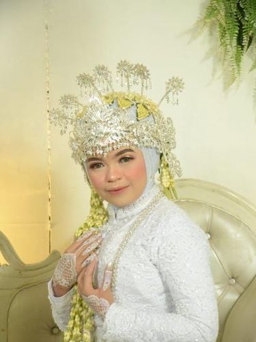 Foto Rizkiyani Fuji saat menikah.