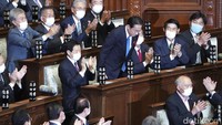 Fumio Kishida membungkukkan badan usai terpilih sebagai PM Jepang, di Tokyo (4/10/2021). (AP Photo/Eugene Hoshiko)