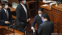 Fumio Kishida saat memberikan surat suara pemilihan perdana menteri di majelis rendah.