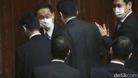Kishida mengalahkan kandidat populer Tao Kono, yang memimpin program vaksinasi virus Corona (COVID-19) di Jepang dalam voting pemilihan Ketua Partai Demokratik Liberal (LDP) yang berkuasa di Jepang, pekan lalu.