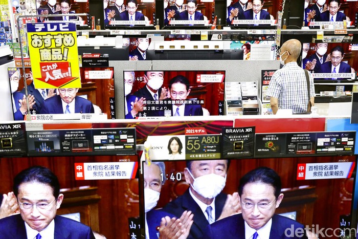 Fumio Kishida Terpilih Jadi PM Jepang Fumio Kishida, center, is applauded after being named as Japan's prime minister at the parliament's lower house in Tokyo Monday, Oct. 4, 2021. Kishida was elected Japan's prime minister in a parliamentary vote Monday and will be tasked with quickly tackling the pandemic and other domestic and global challenges and leading a national election within weeks. (Kyodo News via AP)