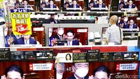 Warga melihat tayangan televisi yang menyiarkan pemilihan perdana menteri Jepang, di Fukuoka, (4/10). (Kyodo News via AP)