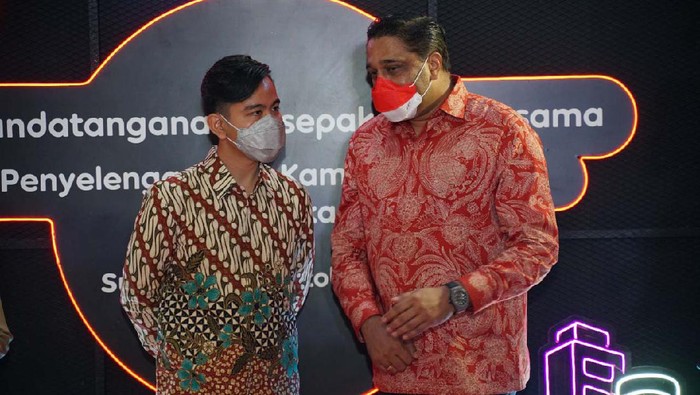 Wali Kota Solo Gibran Rakabuming Raka menggandeng Indosat Ooredoo untuk pemulihan ekonomi. Mereka meluncurkan kampung digital.