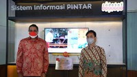 Indosat Ooredoo mewujudkan Kampung Digital melalui instalasi ratusan perangkat layar pintar termasuk high speed modem dan paket data selama satu tahun, di posko RT serta balai desa. 