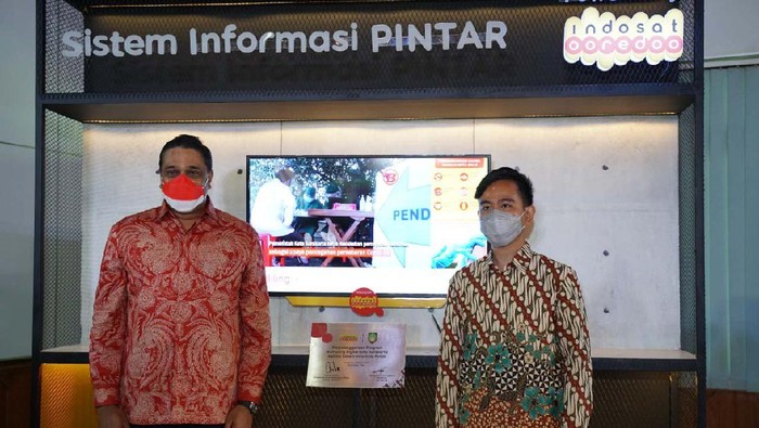 Gibran Gandeng Indosat untuk Pemulihan Ekonomi Solo Wali Kota Solo Gibran Rakabuming Raka menggandeng Indosat Ooredoo untuk pemulihan ekonomi. Mereka meluncurkan kampung digital.