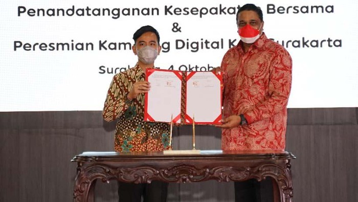 Gibran Gandeng Indosat untuk Pemulihan Ekonomi Solo Wali Kota Solo Gibran Rakabuming Raka menggandeng Indosat Ooredoo untuk pemulihan ekonomi. Mereka meluncurkan kampung digital.