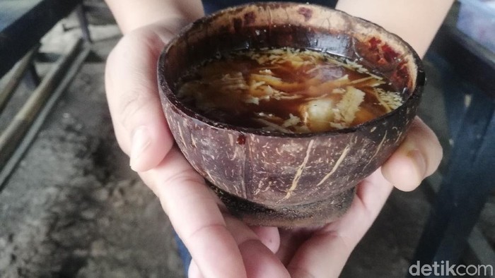 Hangat Berempah! Ini Racikan Bandrek Batok Kelapa Bah Ili di Sumedang