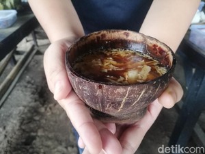 Hangat Berempah! Ini Racikan Bandrek Batok Kelapa Bah Ili di Sumedang