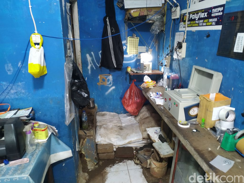 Hasil penanganan sementara tanggul jebol yang bikin genangan di pertigaan Hek, Jl Raya Bogor, Kramat Jati, Jakarta Timur, 4 Oktober 2021. (Athika Rahma/detikcom)