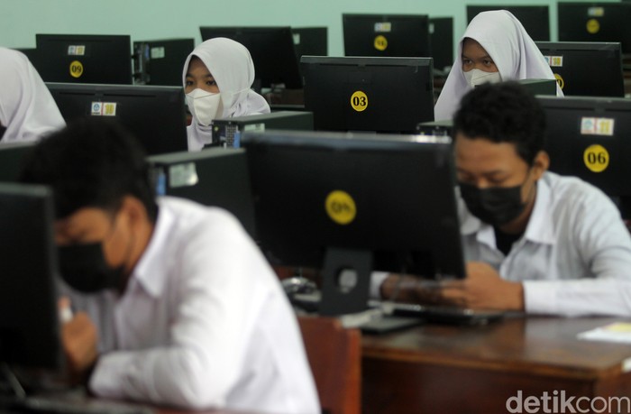 Sejumlah pelajar SMP di Kota Yogyakarta mengikuti pelaksanaan Asesmen Nasional Berbasis Komputer (ANBK). Seperti apa pelaksanaannya?