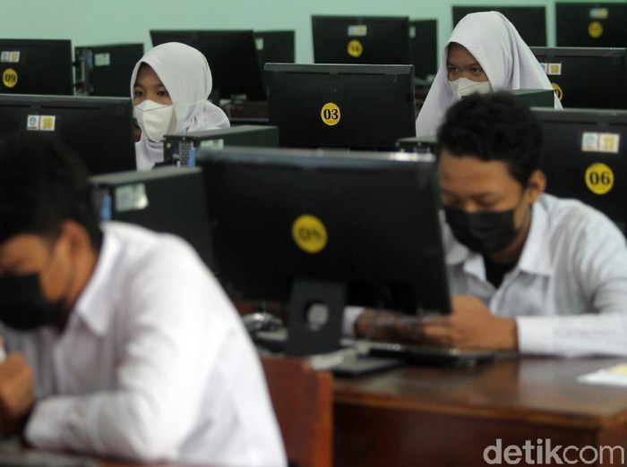 Sejumlah pelajar SMP di Kota Yogyakarta mengikuti pelaksanaan Asesmen Nasional Berbasis Komputer (ANBK). Seperti apa pelaksanaannya?