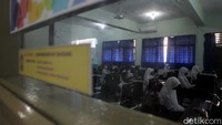 . Setiap ruangan pelaksanaan ANBK berisi 15 pelajar.