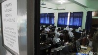 Sejumlah pelajar kelas VIII Sekolah Menengah Pertama (SMP) tengah mengikuti pelaksanaan Asesmen Nasional Berbasis Komputer (ANBK) di SMP Negeri 11 Kota Yogyakarta, Senin (4/10/2021).