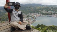 Wisatawan bisa mendapatkan foto dengan pemandangan lanskap Jayapura di atas bukit ini. Tapi berhati-hatilah sebab tempat berpijak yang terbuat dari kayu sebagian telah berlubang. (Yudha Maulana/detikTravel)