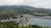Inilah ikonnya kota Jayapura, yaitu tulisan Jayapura City serupa papan nama Hollywood di AS. Letaknya berada di perbukitan Ardipura, Jayapura Selatan. Dari bukit ini, bisa terlihat pemandangan indah kota Jayapura. (Yudha Maulana/detikTravel)