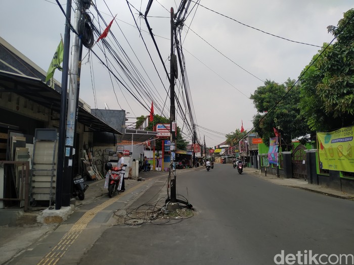 Jl WR Supratman yang banyak tiang-tiang makan jalannya, kini tiang itu mulai banyak yang sudah dipindah, meski banyak pula yang masih di badan jalan. 4 Oktober 2021. (Athika Rahma/detikcom)
