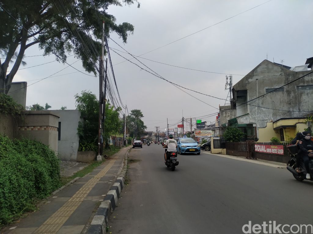 Jl WR Supratman yang banyak tiang-tiang makan jalannya, kini tiang itu mulai banyak yang sudah dipindah, meski banyak pula yang masih di badan jalan. 4 Oktober 2021. (Athika Rahma/detikcom)