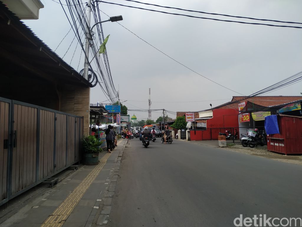 Jl WR Supratman yang banyak tiang-tiang makan jalannya, kini tiang itu mulai banyak yang sudah dipindah, meski banyak pula yang masih di badan jalan. 4 Oktober 2021. (Athika Rahma/detikcom)