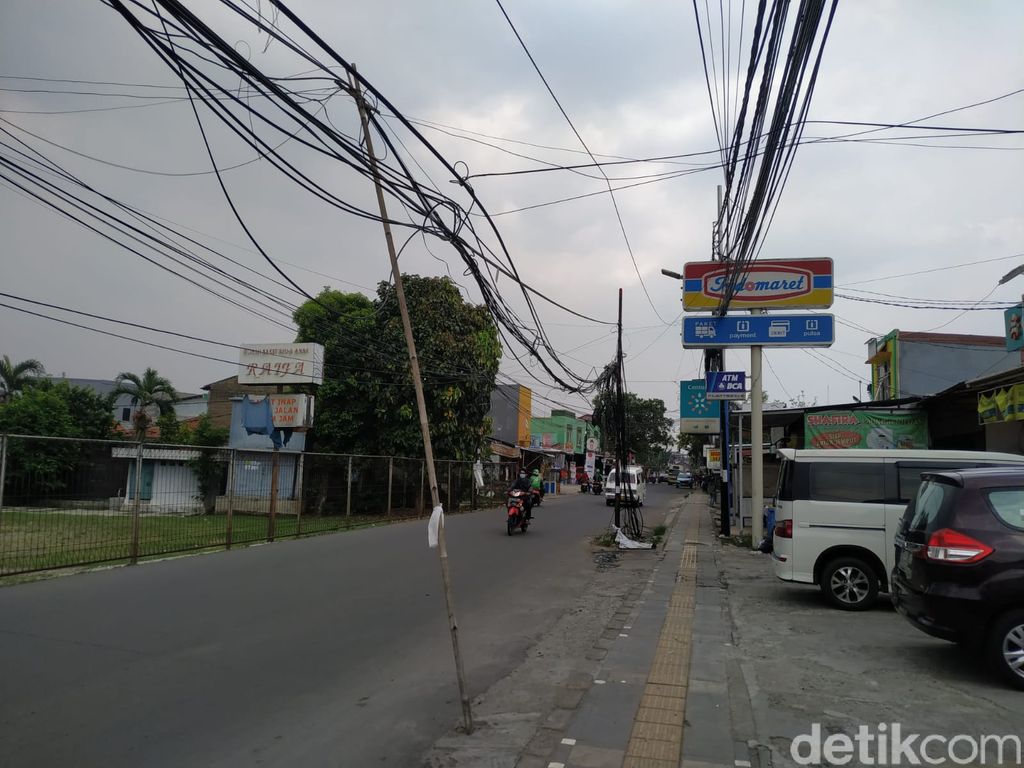 Kabel di Jl WR Supratman disangga bambu, 4 Oktober 2021. (Athika Rahma/detikcom)