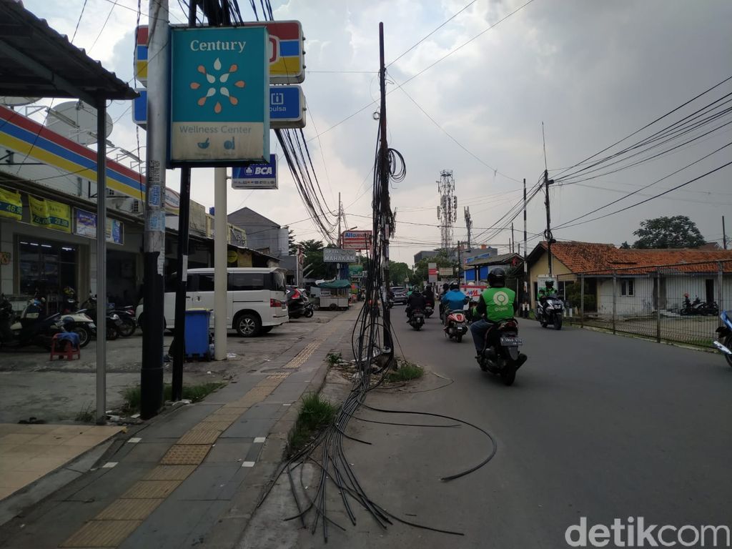 Kabel-kabel di Jl WR Supratman, Ciputat Timur, Tangsel, 4 Oktober 2021. (Athika Rahma/detikcom)