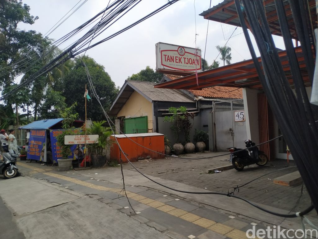 Kabel-kabel di Jl WR Supratman, Ciputat Timur, Tangsel, 4 Oktober 2021. (Athika Rahma/detikcom)