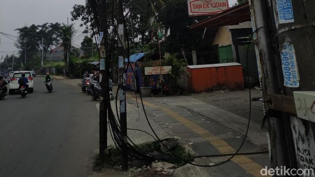 Kabel-kabel di Jl WR Supratman, Ciputat Timur, Tangsel, 4 Oktober 2021. (Athika Rahma/detikcom)