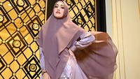 Corak dalam koleksi gamis batik Mayra Indonesia merepresentasikan kekayaan tradisi dari 11 daerah di Indonesia yang hadir dalam 2 line, reguler dan premium, dengan detail spesial yang eksklusif.