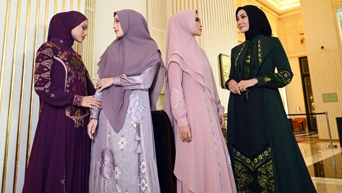 Bertepatan dengan Hari Batik Nasional Mayra Indonesia memperkenalkan koleksi gamis batik yang terinspirasi dari motif khas 11 daerah di Indonesia. Seperti apa?