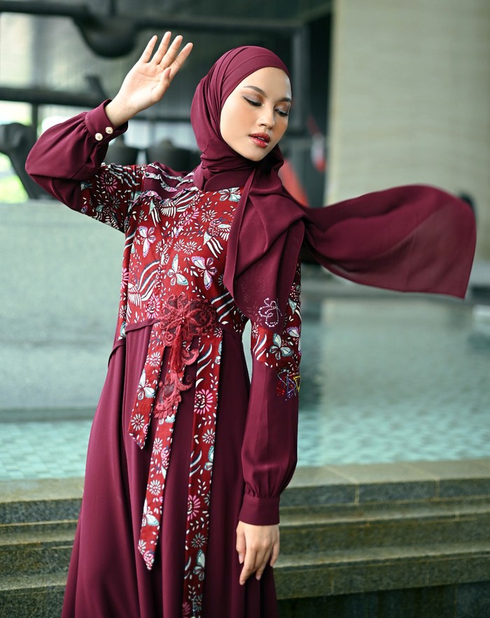 Bertepatan dengan Hari Batik Nasional Mayra Indonesia memperkenalkan koleksi gamis batik yang terinspirasi dari motif khas 11 daerah di Indonesia. Seperti apa?