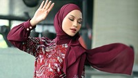 Bertepatan dengan momen spesial Hari Batik Nasional, koleksi batik pertama yang terinspirasi dari 11 corak khas daerah di Indonesia yang dipadukan dengan model gamis modern.