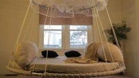 Cukup dipakai untuk tidur saja, jangan banyak gerak apalagi lompat-lompat di sini. Foto: Dok. Brightside