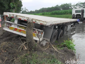 Kecelakaan Beruntun Libatkan 3 Kendaraan di Lumajang, 1 Tewas 4 Luka