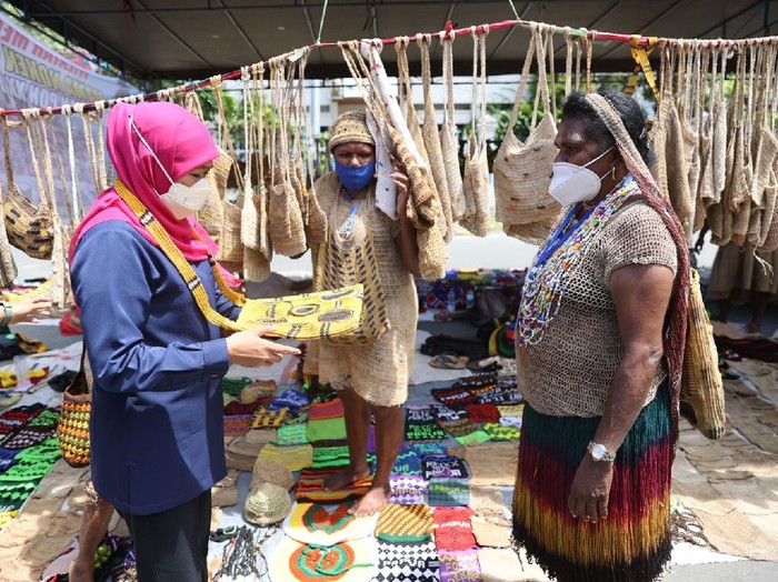 Khofifah Borong Noken Papua untuk Oleh-oleh. Noken merupakan tas tradisional masyarakat Papua yang dibawa dengan menggunakan kepala dan terbuat dari serat kulit kayu.